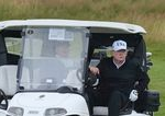 Donald Trump hral golf v Skotsku protesty proti nemu