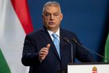 Aktivisti v Prahe obliali plot velvyslanectva Madarska cervenou farbou