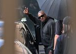 Kto je Kanye West Incest bozkavanie fotky Hitlera a Musk