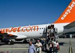 Lietadlo Easyjet muselo nudzovo pristat pasazier sa snazil dostat do kokpitu