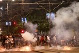 Srbska policia pocas protestov zadrzala stovky ludi