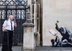 Banksy namaloval sudcu ako bije demonstranta