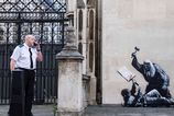 Banksy namaloval sudcu ako bije demonstranta