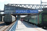 Cez zeleznicnu stanicu Poprad Tatry opat jazdia vlaky