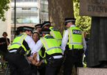Policia zatkla hovorcov Defend Our Juries v Londyne