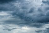 Sobota noc pod mrakom a s vetrom Silne narazy vetra a dazd na Slovensku