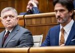 Dva rozsudky nutia Roberta Fica drzat sa pri moci