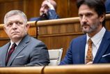 Dva rozsudky nutia Roberta Fica drzat sa pri moci