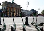 Praha zakazuje zdielane elektrokolobezky sposobovali chaos