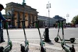 Praha zakazuje zdielane elektrokolobezky sposobovali chaos