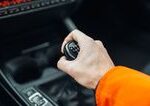Zlozvyk ktory nici auto Preco nesmiete drzat ruku na pake