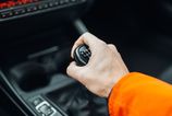 Zlozvyk ktory nici auto Preco nesmiete drzat ruku na pake