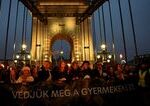 Ruky prec od deti V Budapesti protestuju tisicky ludi proti zneuzivaniu deti