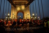 Ruky prec od deti V Budapesti protestuju tisicky ludi proti zneuzivaniu deti