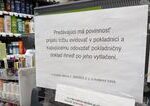 V obchodoch sa objavili napisy o povinnosti