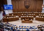 Napatie v parlamente sa zvysuje Pocet nezaradenych poslancov narasta niektore kluby bojuju o prezitie