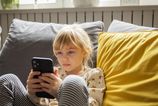 Nemecky kancelar Merz podporuje obmedzenia socialnych sieti pre deti a mladistvych