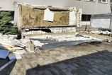 z budovy klientskeho centra v komarne spadla cast strechy hlasia jednu smrt
