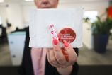 Tesco podporuje dostojnu menstruaciu z kazdeho zakupeneho produktu Pro Formula daruje na pomoc 10 centov