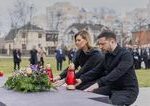 Volodymyr Zelenskyj a prva dama si pri prilezitosti stvrteho vyrocia oslobodenia Buce uctili obete