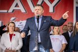 Ostrelovaci volici privazani autobusmi a rady o bozkovani Robert Fico na oslavach odkzal ze vyhra volby aj keby ich slak trafil