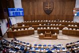 Poslancov caka maraton pred letom na programe schodze je viac ako 180 bodov a niekolko noviel