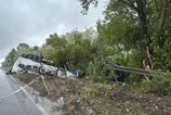 na dialnicnom moste pri hlohovci havaroval kamion hasici vyslobodili vodica