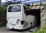 Autobus s turistami v Cesku uviazol pod mostom