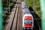Kolajnice pod naporom horucav zeleznice preventivne spomaluju vlaky cestujuci sa musia pripravit na meskanye