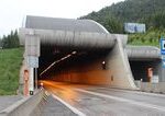 Tunel Branisko bol uplne uzavrety kvoli zrazke kamiona s osobnym autom