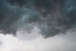 Rumunsko zasiahla smrtelna burku a chaos v metropole v Bukuresti metrom zaplavilo a tisice ludi ziadaju o pomoc