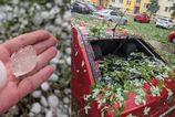 Slovensko zasahuju burky Zapad hlasi nehody na R1 zrusene vlaky a popadane stromy na severe hrozi povoden