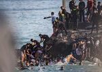 Europky ostrov v Afrike prekonali tisicky migrantov Niekolko z nich zahynulo Spanyolsku vysiela specialne jednotky
