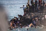 Europky ostrov v Afrike prekonali tisicky migrantov Niekolko z nich zahynulo Spanyolsku vysiela specialne jednotky
