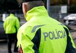 Zasah policie v Matuskove Policajti zachranili muza zabarikadovaneho v byte ktory hrozil sebaposkodenim