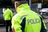 Zasah policie v Matuskove Policajti zachranili muza zabarikadovaneho v byte ktory hrozil sebaposkodenim