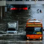 Bangkok čelí záplavám, v 50 obvodoch vyhlásili núdzový stav