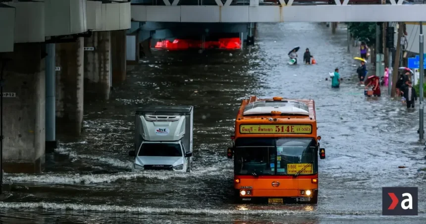Bangkok čelí záplavám, v 50 obvodoch vyhlásili núdzový stav