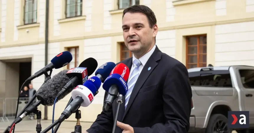 Česko prijme tvrdšie opatrenia voči ruským diplomatom, zhodli sa Macinka s Pavlom