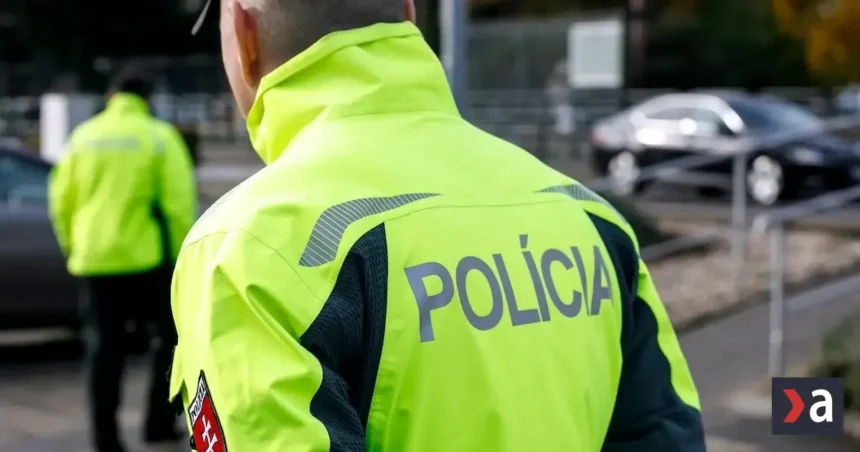 Cesta v Dlhom nad Cirochou v okrese Snina je po zrážke áut neprejazdná