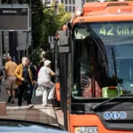 Cestovné v prímestských autobusoch a MHD v krajských mestách by mali znížiť na polovicu