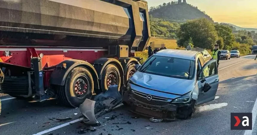 Cestu pri obci Slanec úplne uzavreli po zrážke dvoch áut s kamiónom