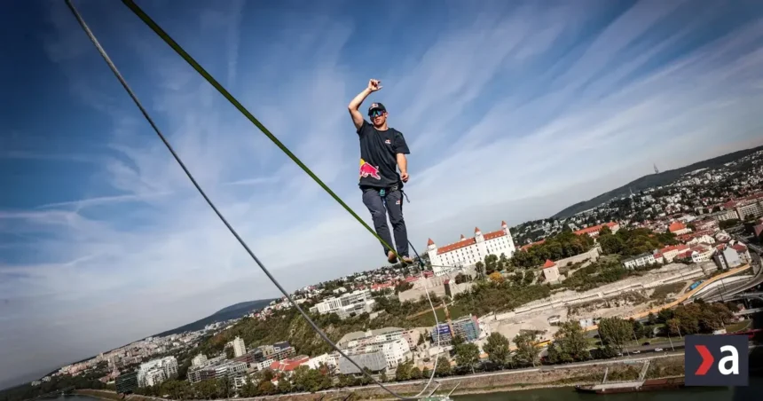 Estónsky majster sveta sa v Bratislave pokúša o nový rekord na slackline