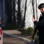 Kosovská polícia zadržala deväť Srbov. Nález masových hrobov oživuje staré rany
