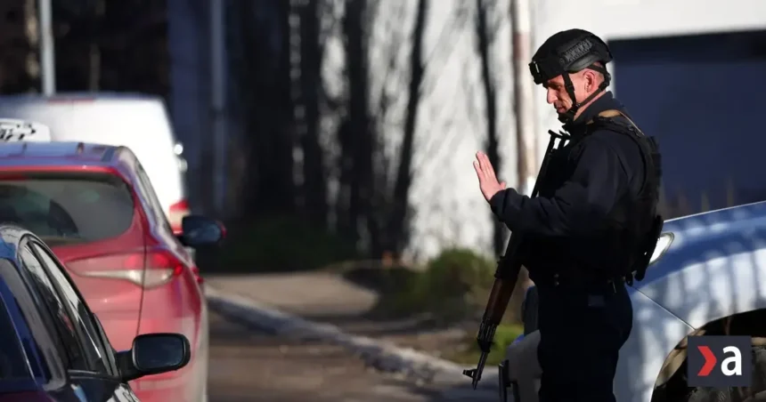 Kosovská polícia zadržala deväť Srbov. Nález masových hrobov oživuje staré rany