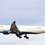 Lietadlo Delta Air Lines núdzovo pristálo v Portugalsku, v kabíne sa objavil dym