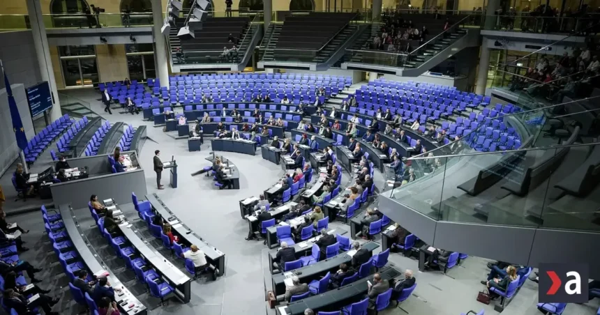 Nemecko dočasne znížilo dane z benzínu a nafty.