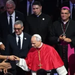 Pápež v Paríži vyzval na dôstojné zaobchádzanie s migrantmi, kritizoval USA