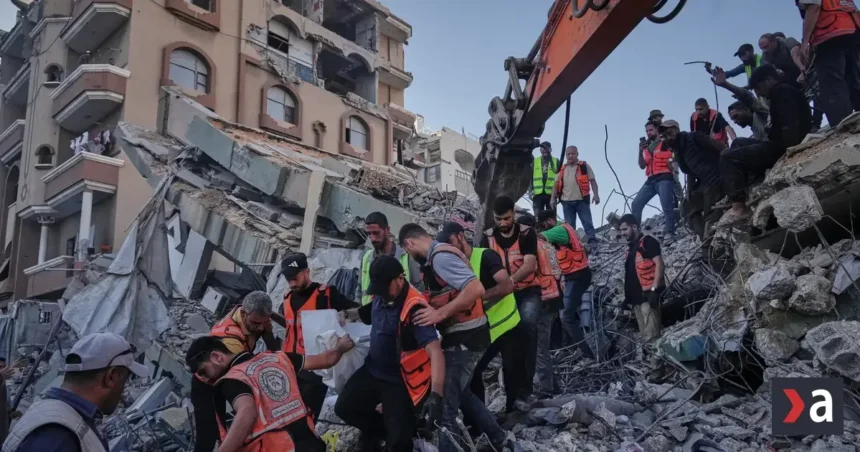 Po zrútení obytného domu v Gaze zomrelo niekoľko ľudí, záchranári bojujú s časom
