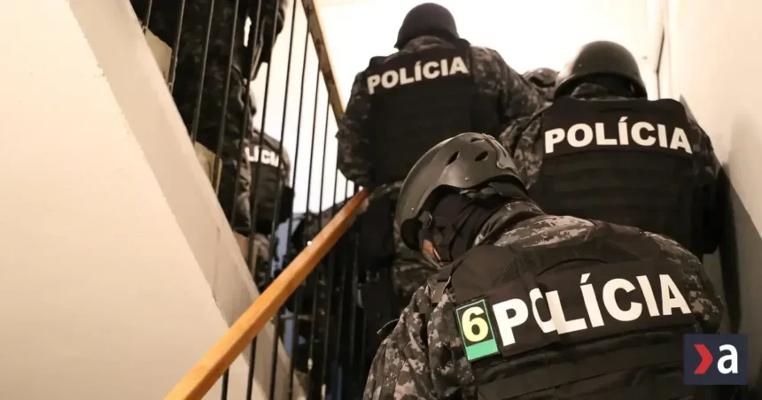 Rozsiahla policajná razia pre podozrenie z investičného podvodu: zadržali už 10 osôb